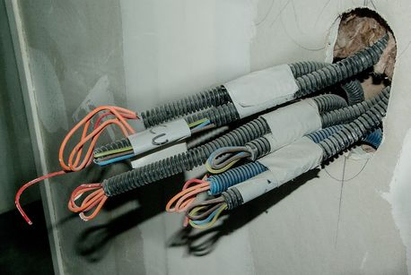 cables de electricidad en una obra