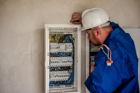 electricista revisando cuadro eléctrico 