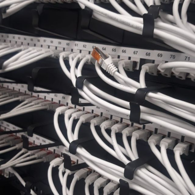 cables de red conectados a un hub